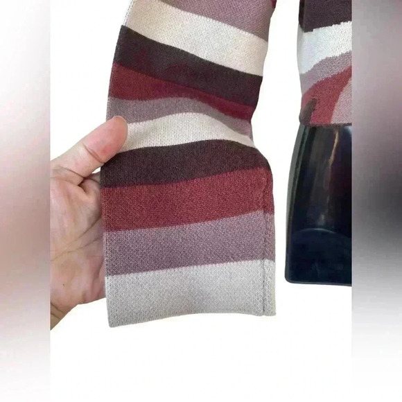 BaeVely women’s Brown Knit Top Long Sleeve Round
Neck Floral sz M used no flaws - Picture 6 of 8